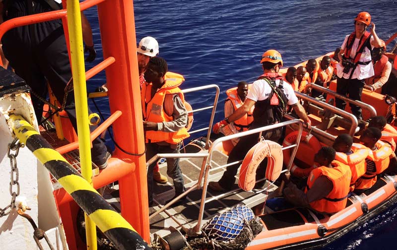 Überleben in greifbarer Nähe. Nach dem Rettungsmanöver kommen die Flüchtlinge über eine Leiter an Bord.