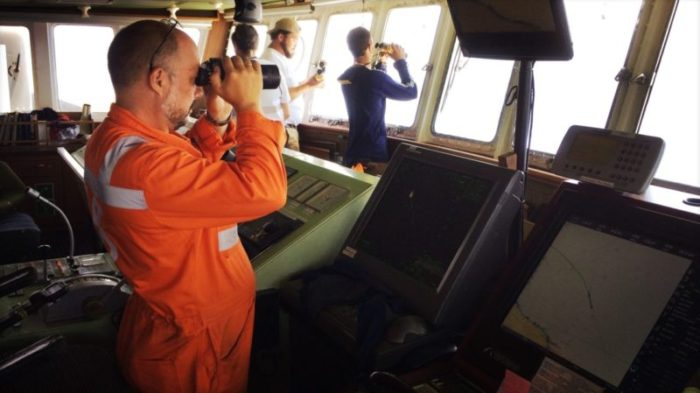 Soweit das Auge reicht. Kapitän Alexej Moroz, 48 und seine Crew suchen nach dem Flüchtlingsboot.